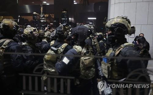 윤석열 대통령이 3일 저녁 비상계엄을 선포한 가운데 4일 밤 서울 여의도 국회 본청에서 군인들이 진입을 준비하고 있다.   [연합뉴스]